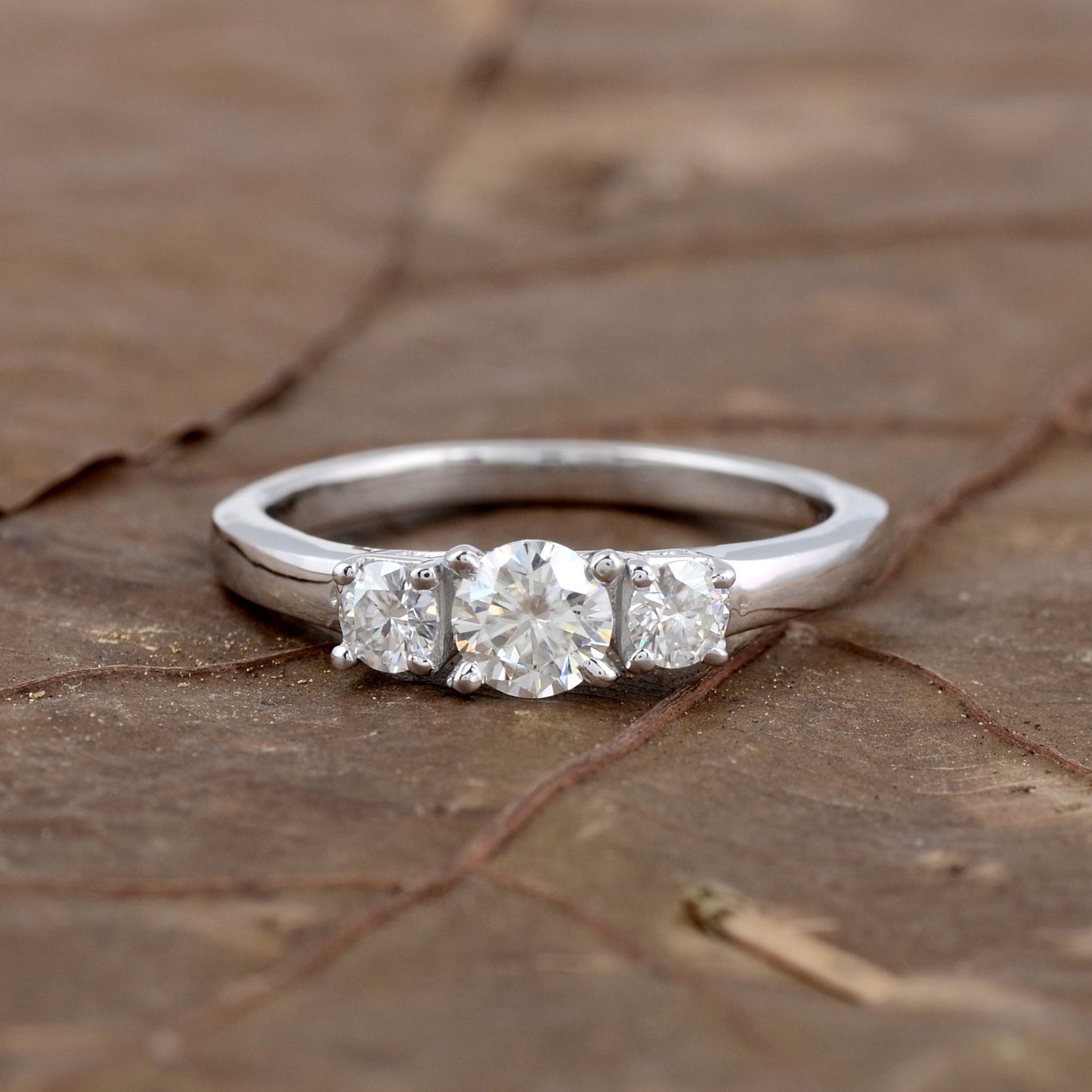 Strieborný prsteň s bielym moissanitovým 3 kameňom