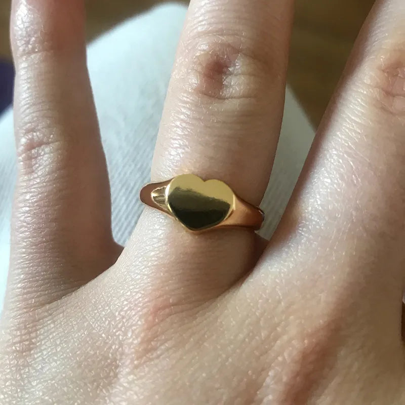 Prsteň z nehrdzavejúcej ocele so srdcom
