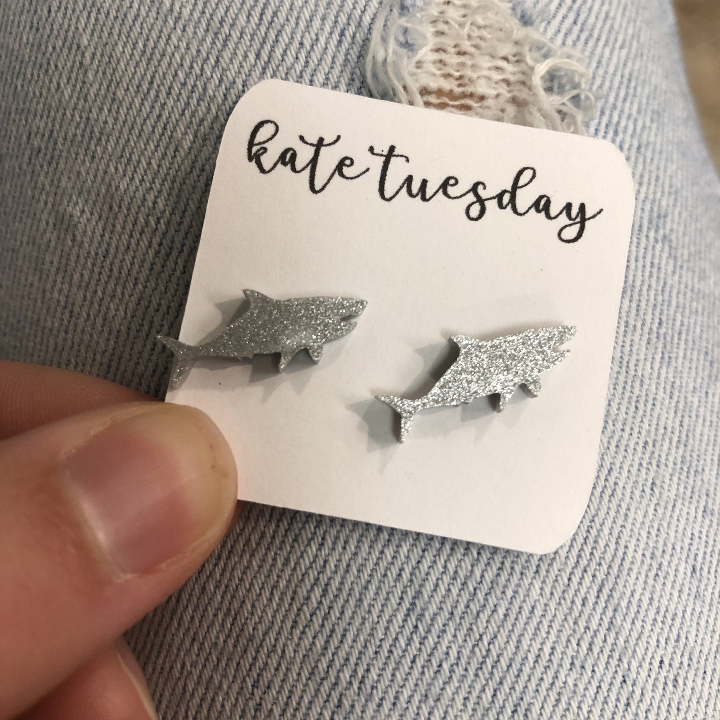 Strieborné trblietavé akrylové náušnice Baby Shark