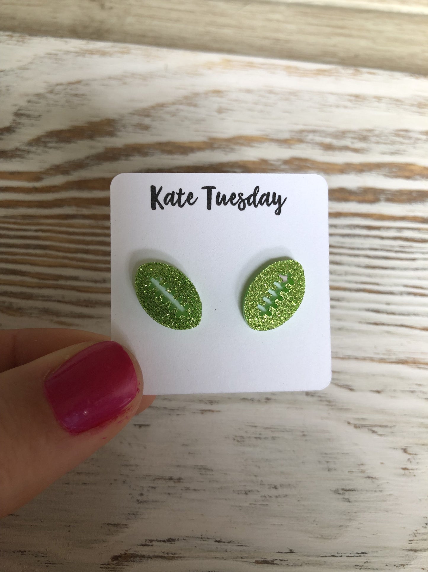 Limetkovo zelené trblietavé akrylové náušnice s futbalovým motívom