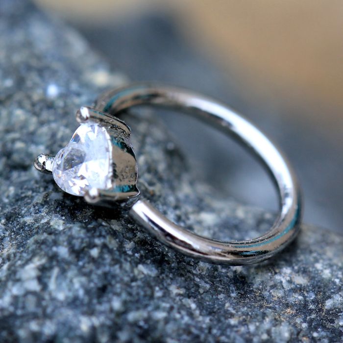 Bezšvový prsteň so srdcom a kamennou rytinou