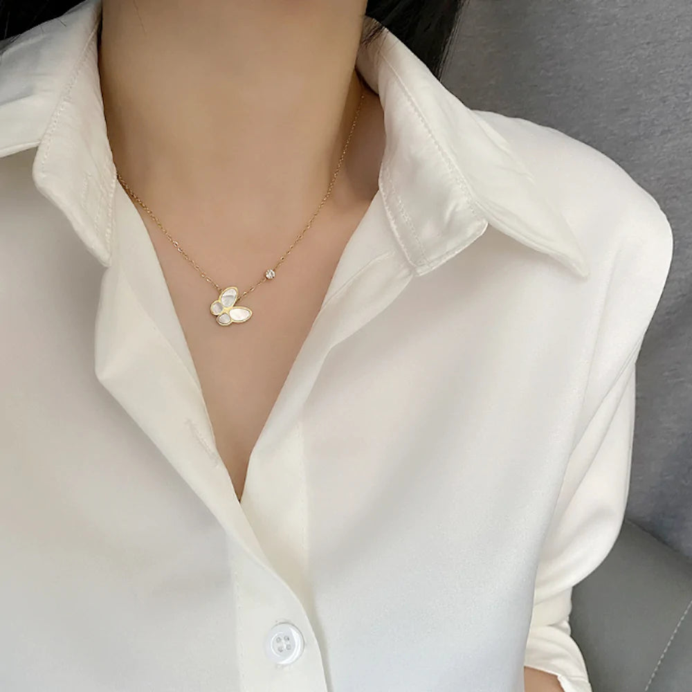 Dámsky náhrdelník s motýľovým príveskom