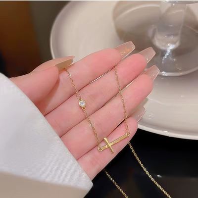 Náhrdelník s krížom založeným na viere