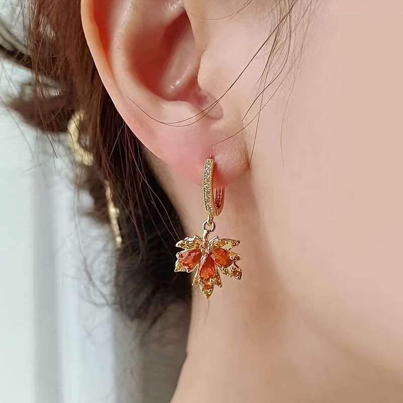 Visacie náušnice s červeným javorovým listom