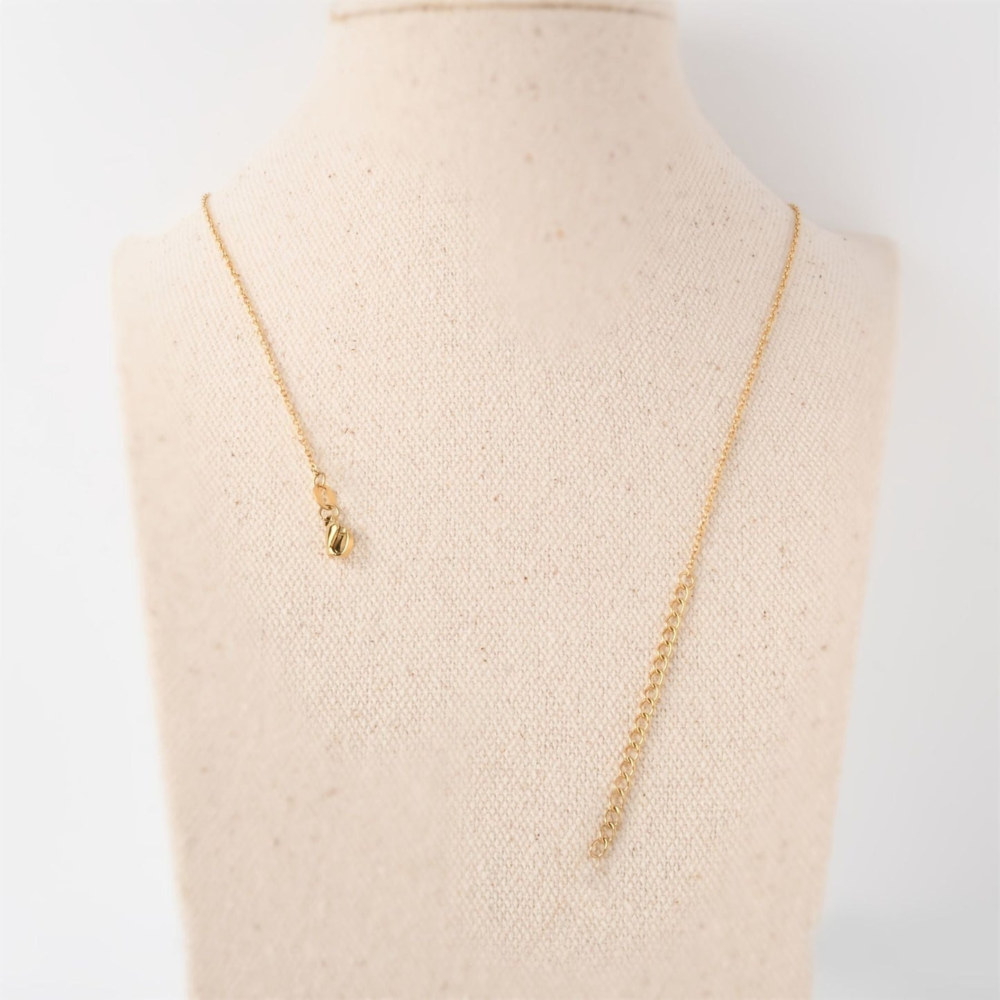 Jednoduchý náhrdelník s príveskom v tvare kvetu, vykladaný lesklým zirkónom v zlate