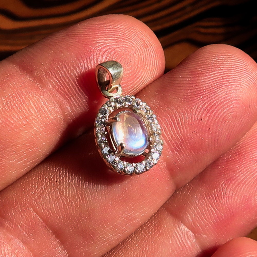 Prívesok z mesačného kameňa