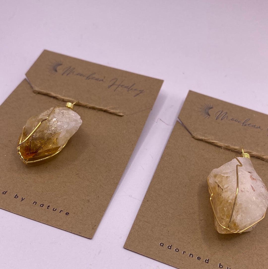 Prívesok s citrínom a surovým povrchom