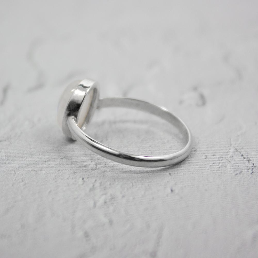 Strieborný prsteň s dúhovým mesačným kameňom a otvorenou bezelkou