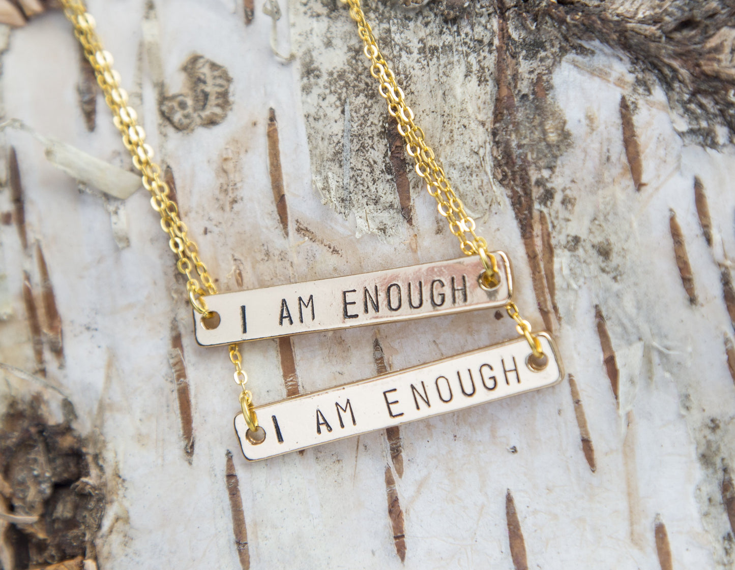 Náhrdelník I Am Enough, ručne razený náhrdelník so zlatými tehličkami, feministický