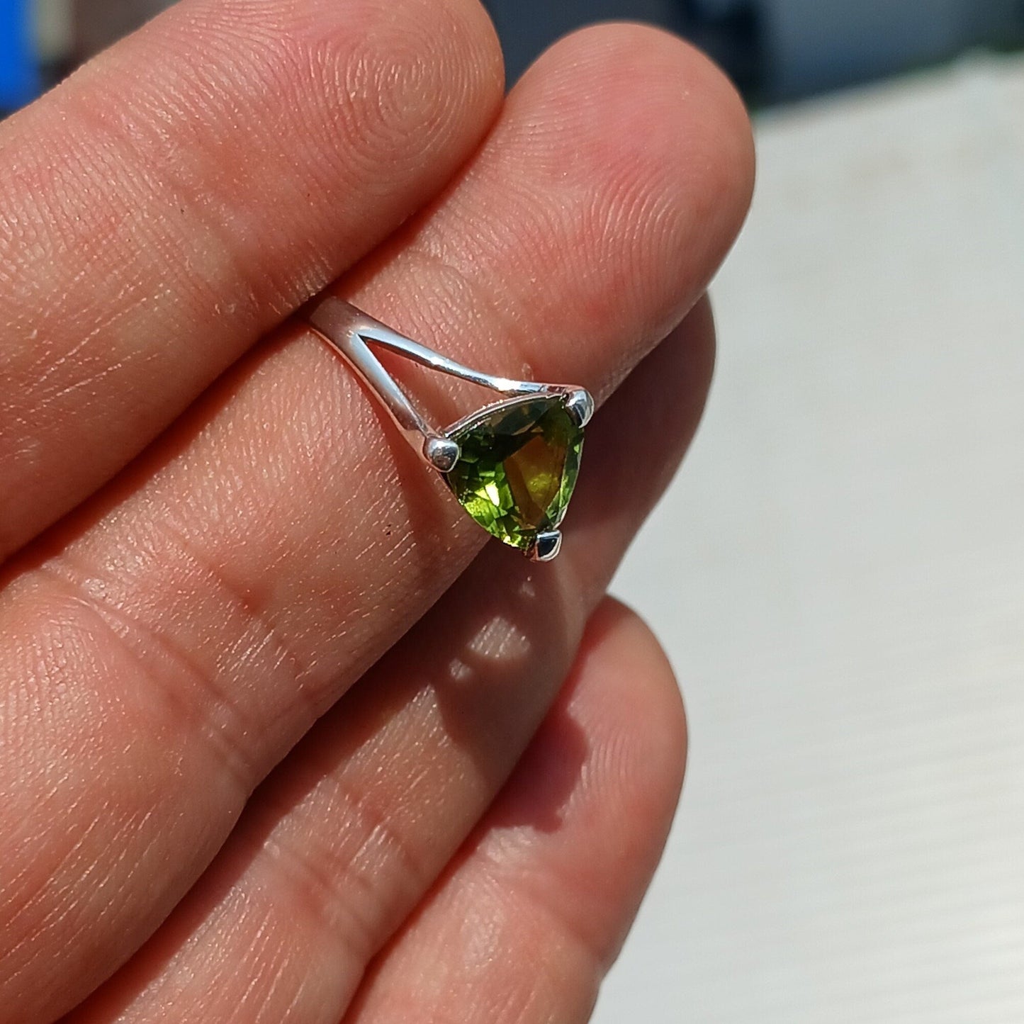Minimalistický prsteň s peridotom, strieborný prsteň, prsteň so solitérom, zelený