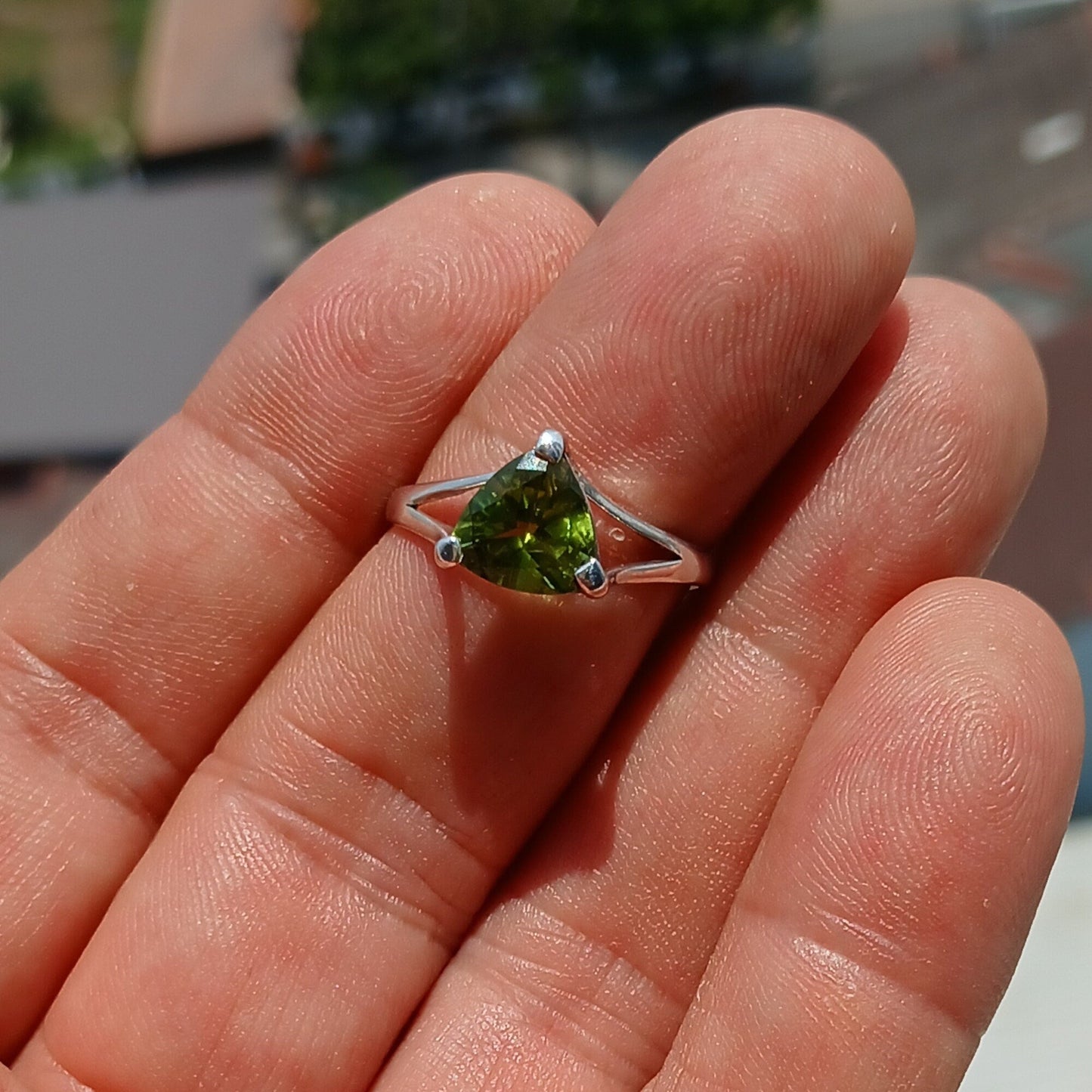 Minimalistický prsteň s peridotom, strieborný prsteň, prsteň so solitérom, zelený