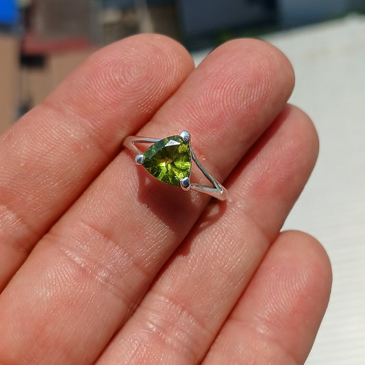 Minimalistický prsteň s peridotom, strieborný prsteň, prsteň so solitérom, zelený